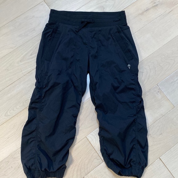 Ivivva by lululemon girls cropped sweatpants Bottoms
